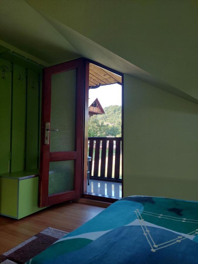 Cabana Cu Teren De Tenis -- Etaj Banita 外观 照片